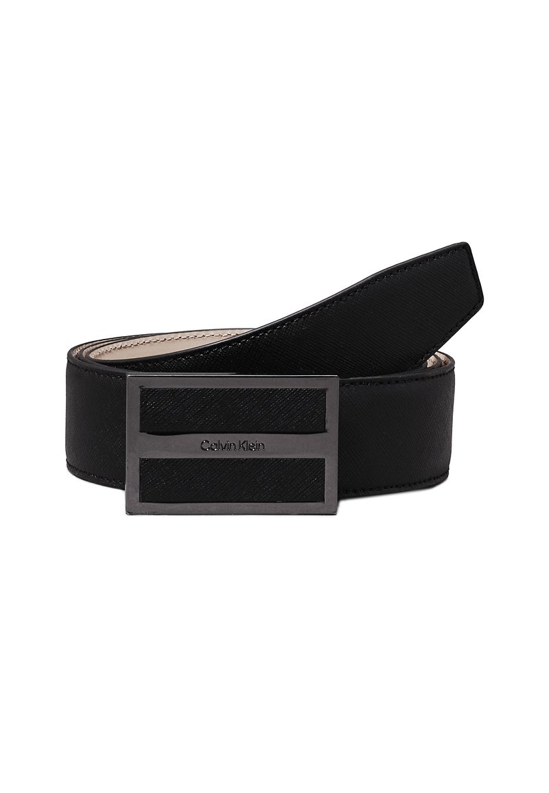 Cintura in pelle nera con texture liscia, dotata di una fibbia metallica rettangolare con un design bicolore e logo in rilievo.