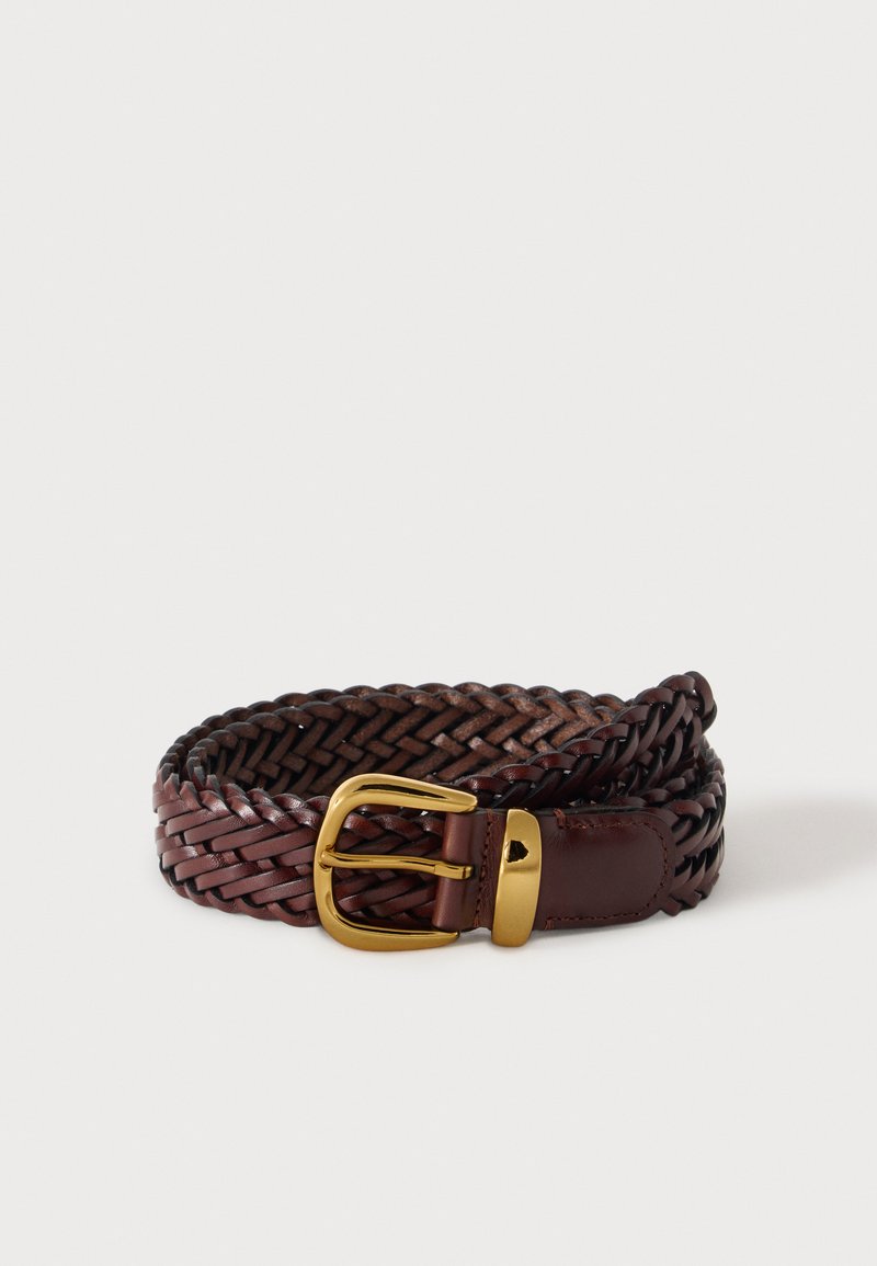 Ceinture en cuir tressé marron foncé avec boucle et passant en métal doré, enroulée sur un fond clair uni.