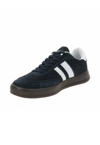 Sneaker in suede blu navy con strisce bianche, punta rotonda, design con lacci e suola in gomma marrone testurizzata.
