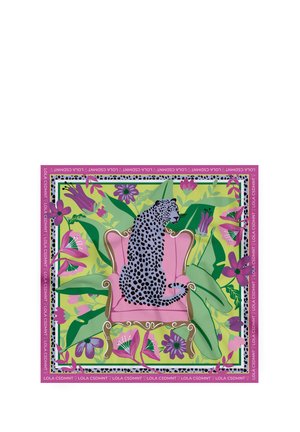 Léopard à taches noires assis sur une chaise rose ornée, entouré de feuilles vertes et de fleurs violettes sur un fond carré à motif.