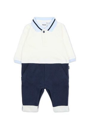 Completo a due pezzi blu navy con una polo bianca e dettagli azzurri, chiusura con bottoni e pantaloni blu navy con tasche frontali e orli risvoltati.