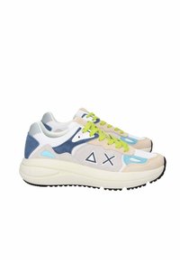 Sneakers con una combinazione di mesh e suede beige chiaro, blu scuro e blu, con lacci verdi e una suola in gomma testurizzata, contrassegnata da un logo.