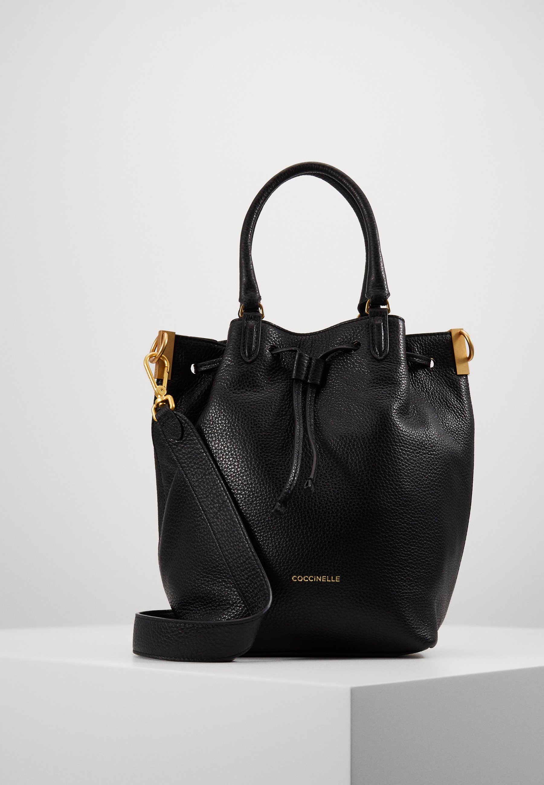 coccinelle gabrielle bucket