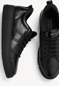 Svarta lädersneakers har en strukturerad yta, snörning, en vadderad sula och en liten glänsande detalj på hälen. Storlek 37.