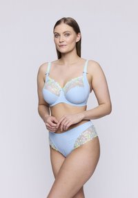 Ljusblått underklädesset med spetsdetaljer i grönt och gult. Bh:n har vertikal ribbning och dekorativa rosetter på banden.