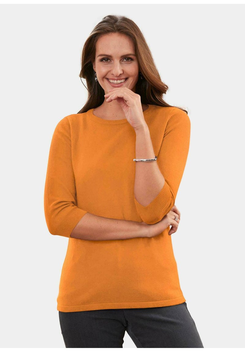 Oranger Strickpullover mit rundem Ausschnitt und Dreiviertelärmeln, der eine glatte Textur und eine einfache, lässige Passform aufweist.