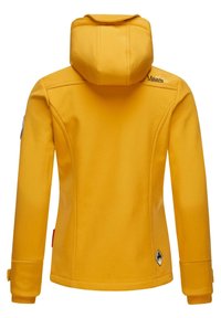 Veste softshell jaune avec une coupe ajustée, capuche et fermeture éclair frontale. Comprend une broderie de logo et des réglages aux poignets. Tissu lisse et durable.