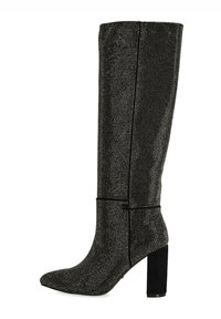 Bottes noires à hauteur de genou avec un bout pointu, recouvertes de petits clous en argent, dotées d'un talon bloc et d'un design en tissu texturé.