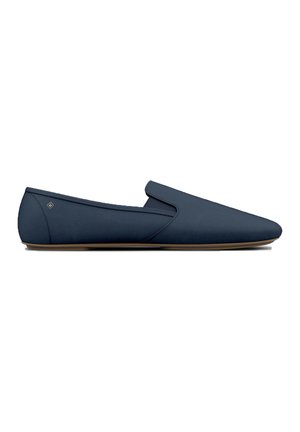 Chaussures navy à enfiler avec un dessus en tissu lisse, un design à bout pointu et une semelle en caoutchouc beige. Présente un minimum de coutures et un petit détail de logo.