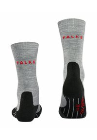 Calcetines de punto grises con el logo rojo "FALKE", acentos negros en el talón y la punta, diseño texturizado y rayas gris claro en la parte inferior.