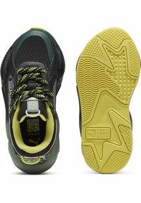 Scarpe sportive nere con accenti verdi e suole gialle, realizzate in materiali mesh e sintetici, punta rotonda e battistrada con motivo.