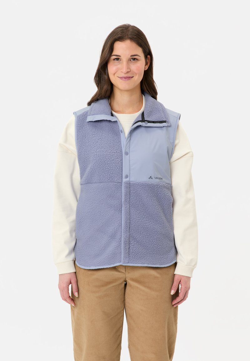 Fleece-Weste in Helllila mit einem Reißverschlusskragen, Druckknöpfen und einem kontrastierenden Oberteil. Sie verfügt über eine weiche Textur und eine Logo-Akzentuierung.