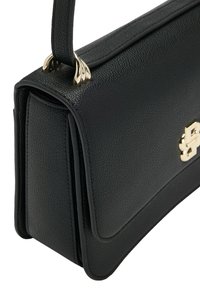 Borsa a tracolla nera in pelle con finitura testurizzata, dotata di un accentuato hardware dorato e un design strutturato. Tracolla regolabile inclusa.