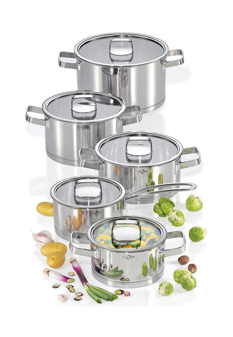 Ensemble de cinq casseroles en acier inoxydable avec des couvercles en verre, de tailles variées, dotées de poignées ergonomiques et accompagnées de légumes colorés.