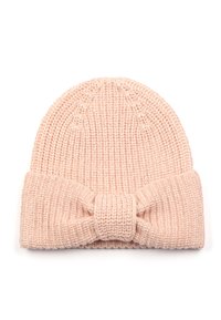 Ljusrosa stickad mössa med ett texturerat mönster. Har en rosettdetalj framtill och en snug passform, lämplig för värme och stil.