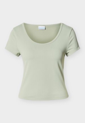 Haut court à manches courtes côtelé vert clair avec un col en U et une silhouette ajustée sur fond blanc.