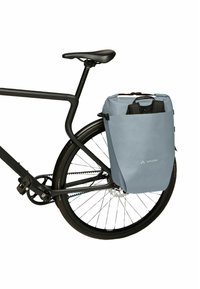 Waterdichte grijze fietstas bevestigd aan een zwarte fiets. Kenmerken zijn onder andere een rol-top sluiting en verstelbare riemen voor een veilige bevestiging.