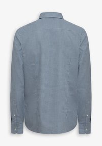 Camisa de cuadro azul y blanco de manga larga con cuello abotonado. Presenta una textura suave y puños ajustables. Corte limpio y entallado.