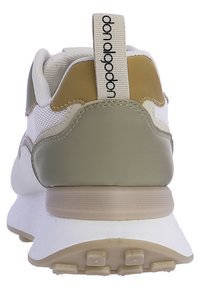 Zapatilla con una parte superior de malla blanca, acentos en beige y verde oliva, y un tirador. Presenta una suela acolchada y una goma con tracción.