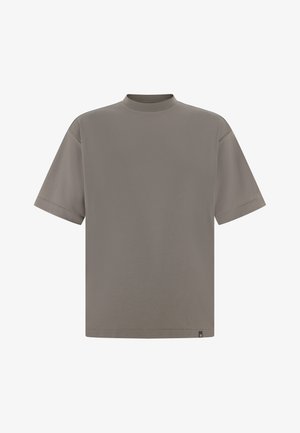 Šedé tričko s krátkým rukávem a vysokým límcem, vyrobené z měkké bavlny. Má volný střih a štítek na lemu. Hladká textura, minimalistický design.