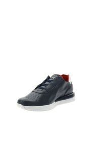 Sneaker in pelle blu navy con design perforato, interno rosso a contrasto, suola bianca e accenti blu scuro. Presenta lacci tradizionali.
