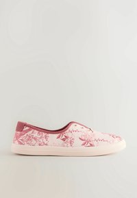 Zapatillas de lona en rosa claro con un patrón floral, acentos en burdeos en el talón y el forro, suela de goma y ojales circulares para los cordones.