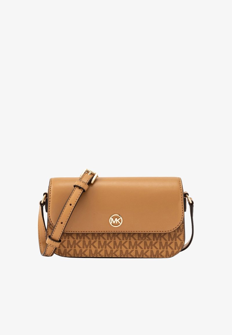 Brūna ādas crossbody soma ar locītu vāku, kurai ir zelta logs un brūna rakstota apakšdaļa. Iekļauta regulējama siksna.