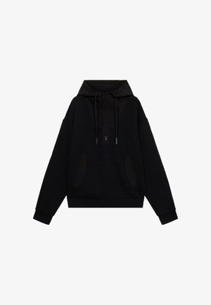 Sudadera negra con capucha, bolsillo delantero, cordones y puños acanalados. Textura suave con un ajuste relajado y un diseño minimalista.