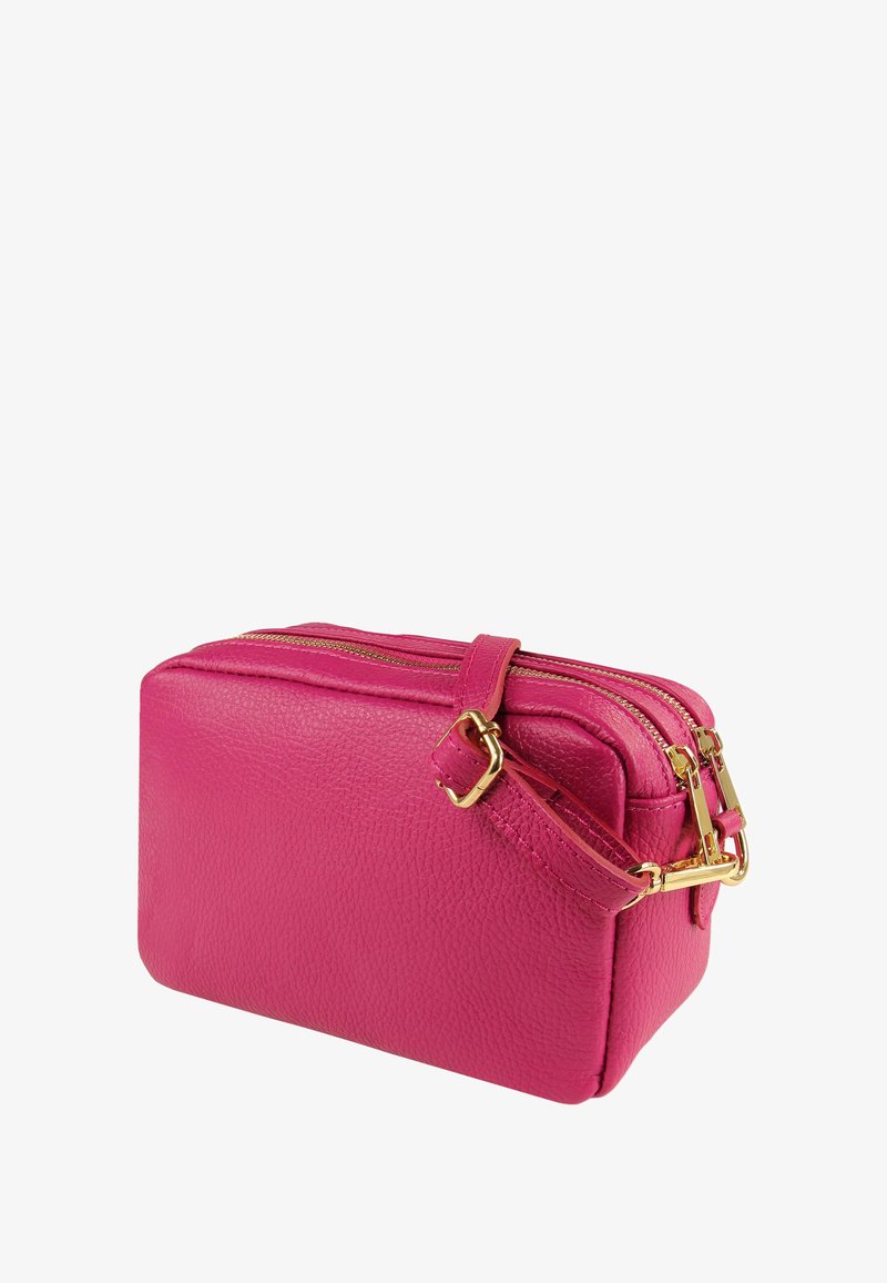 Rosa Ledertasche mit einer strukturierten rechteckigen Form, Reißverschluss und goldfarbenen Metallakzenten. Mit abnehmbarem Riemen.