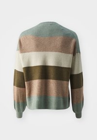 Pull en tricot avec un col rond, arborant des rayures horizontales en vert menthe, rose doux, beige et vert olive. Poignets côtelés texturés.