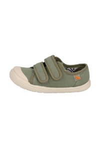 Zapatilla verde de lona con dos correas de Velcro, punta y suela de goma beige, y acento de logo naranja en el lateral. Diseño plano y fácil de poner.
