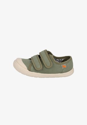 Zapatilla verde de lona con dos correas de Velcro, punta y suela de goma beige, y acento de logo naranja en el lateral. Diseño plano y fácil de poner.
