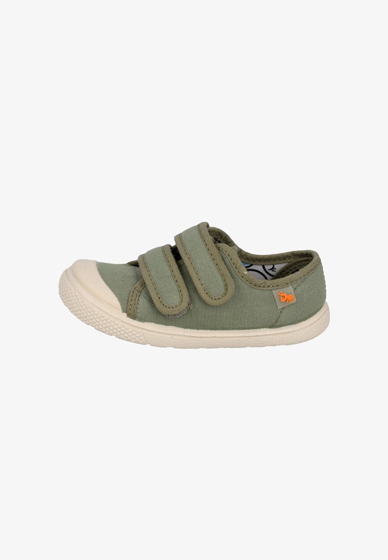 Zapatilla verde de lona con dos correas de Velcro, punta y suela de goma beige, y acento de logo naranja en el lateral. Diseño plano y fácil de poner.