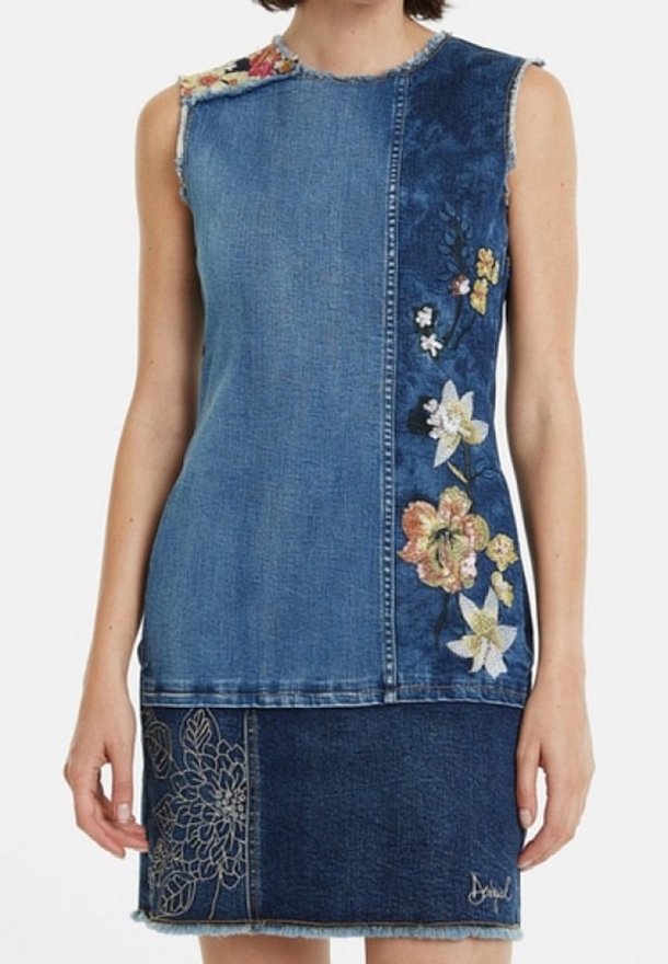 Abito in denim con design ricamato a fiori, caratterizzato da uno stile patchwork in varie tonalità di blu, orlo sfilacciato e senza maniche.