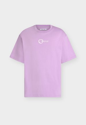 Μπλούζα με κοντά μανίκια σε λεβαντί απόχρωση, λαιμόκοψη και μικρό λευκό γραφικό ήλιου καθώς και κείμενο "THE AFTER GLOW" στο πάνω μέρος του στήθους.