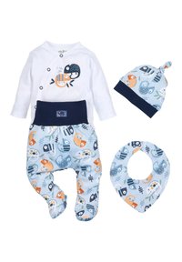 Baby outfit set inclusief een wit longsleeve rompertje met een grafisch ontwerp, blauwe broekjes met patroon, een bijpassend mutsje en een slabbetje met cartoonmotieven.