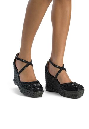 Sandali con tacco a cuneo neri con base in juta intrecciata, decorati con strass e con fasce incrociate alla caviglia per una vestibilità sicura.