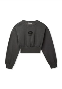 Szary skrócony sweter z długimi rękawami, prążkowanym dołem oraz czarną grafiką w kształcie ust z napisem "More Love por favor" umieszczonym na środku klatki piersiowej.