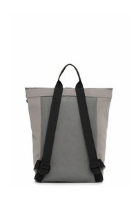 Graue Tote-Tasche mit Netzseitenwänden, oberem Griff und verstellbaren schwarzen Trägern. Verfügt über gestickte Akzente und ein strukturiertes Design.