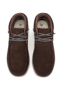 Bottines en daim marron avec des lacets gris, une doublure intérieure rembourrée avec un bord à motif et une semelle en caoutchouc texturé.