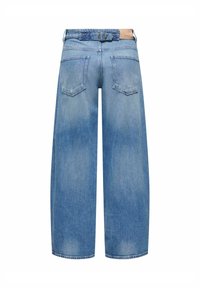 Jean denim bleu à jambes larges avec deux poches arrière et une ceinture taille haute avec une boucle métallique et un patch en cuir de la marque.