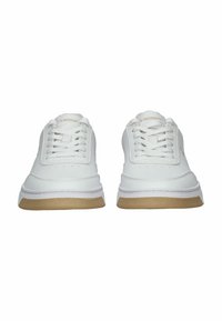 Weiße Ledersneaker mit runder Spitze, Schnürung vorne und strukturiertem Gummisohle. Logo auf der Zunge, einfaches Design und keine zusätzlichen Muster.