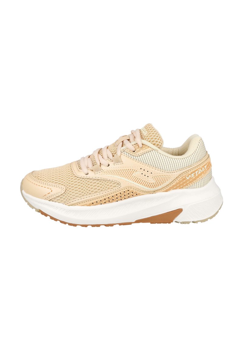 Zapatilla atlética beige con parte superior de malla, superposiciones texturizadas y cordones ligeros. Presenta una entresuela blanca y una suela de goma para tracción.