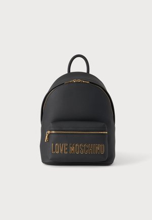 Czarny plecak ze złotymi zamkami i złotym logo "LOVE MOSCHINO" na przedniej kieszeni, na jednolitym jasnym tle.