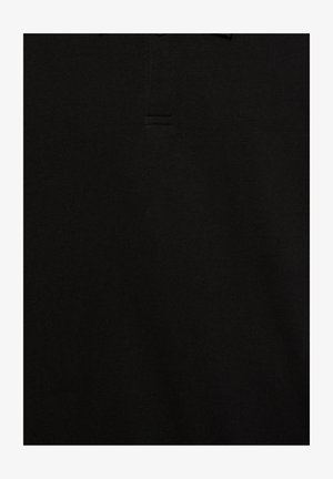 Zwarte polo shirt met een klassieke kraag, korte mouwen en een knoopsluiting. Gemaakt van een gladde, textuurstof met een subtiele glans.