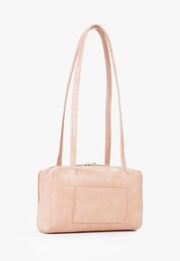 Vierkante, roze faux leren tas met een gestructureerd krokodillenpatroon, twee lange handvatten en een voorzak. Gouden ritssluiting.