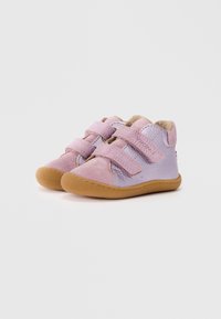 Botas para toddlers en tonos morado y rosa con dos correas de velcro, texturas de ante y cuero metálico, y una suela de goma flexible.