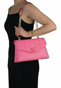 Borsa a mano in pelle rosa con motivo trapuntato e logo 'E' in rilievo. Presenta una tracolla a catena e un design a busta strutturato.