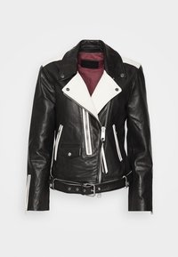 Chaqueta de motociclista de cuero negro con acentos blancos en los hombros, múltiples bolsillos con cremallera, herrajes plateados y cinturon en la cintura. El forro es burdeos.