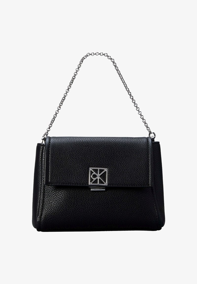 Zwarte handtas van getextureerd leer met zilveren kettinghengsel en geometrische zilveren sluiting op de voorsluiting.